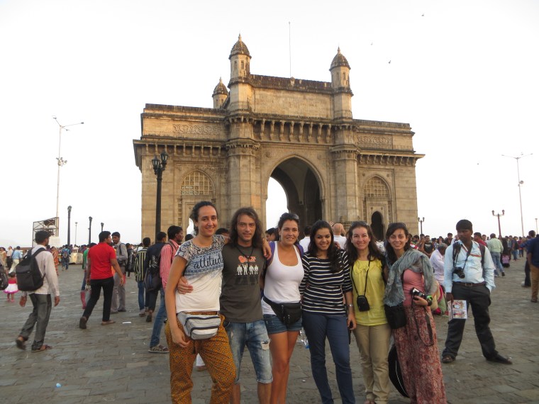 Posando en la puerta de Bombay