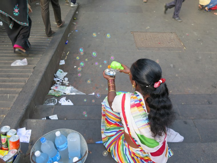 Pompas de jabón en el paseo marítimo