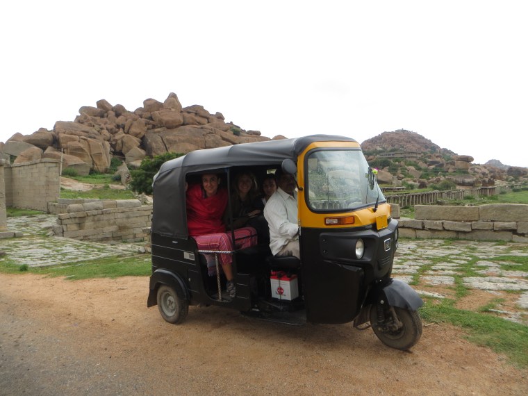 Con Guiri, nuestro chofer en Hampi :)