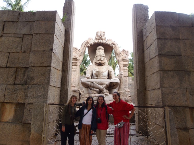 Nosotras delante dela diosa