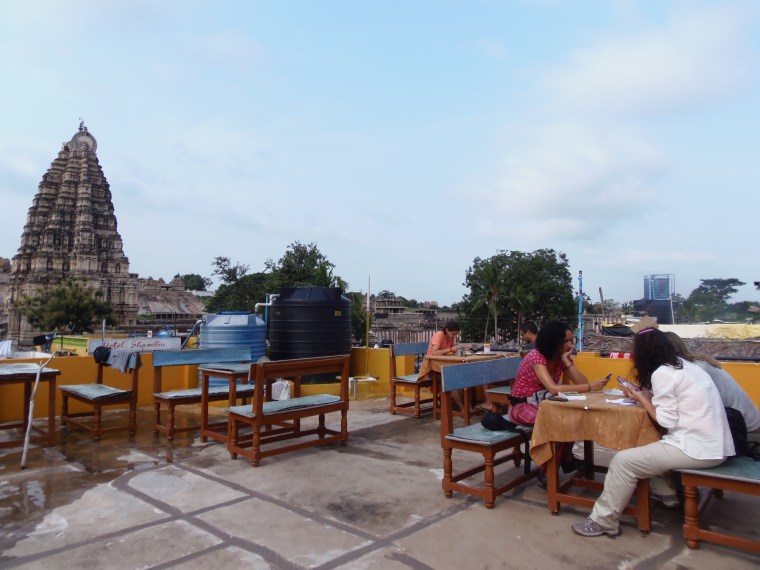 Desayunando en la terraza