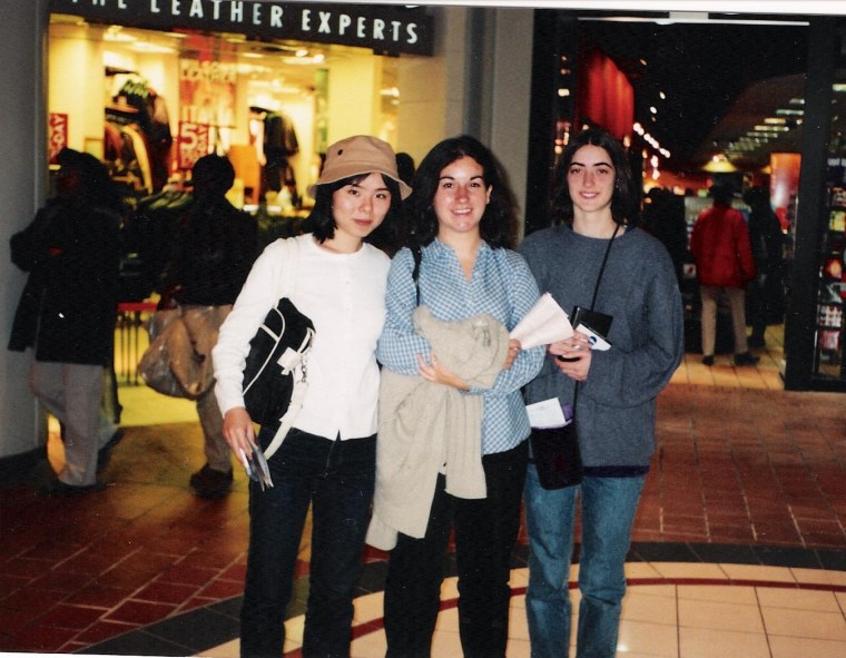 Yukari, Rocio e Valerie no centro comercial 