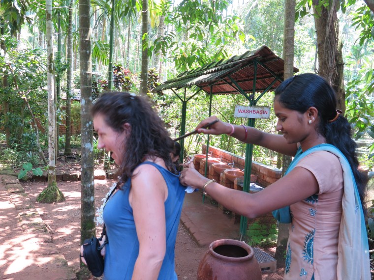 La guía echándome citronela con un cucharón :O