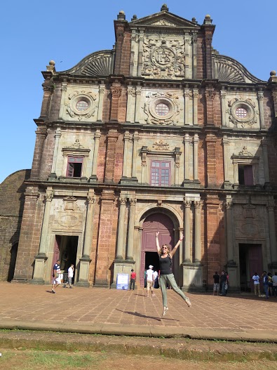 Mayca dando un salto en  la Iglesia de Bom Jesús , Vieja Goa