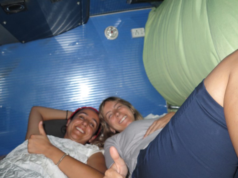 Mónica y Mayca en su cama del autobús XD