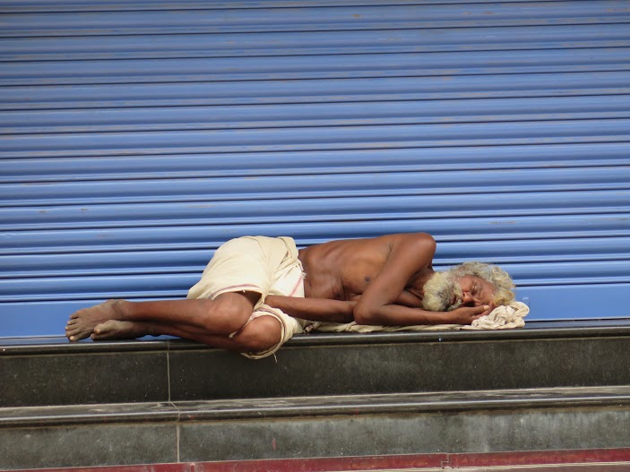 Hombre durmiendo en Madurai
