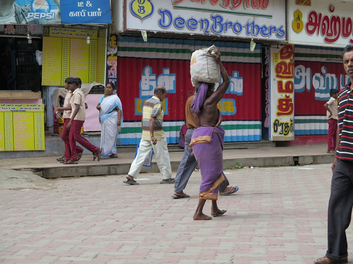 Calle Madurai. esto ya lo había visto en varanasi, hay mujeres mayores que llevan el Sari al antiguo estilo , sin blusa debajo.