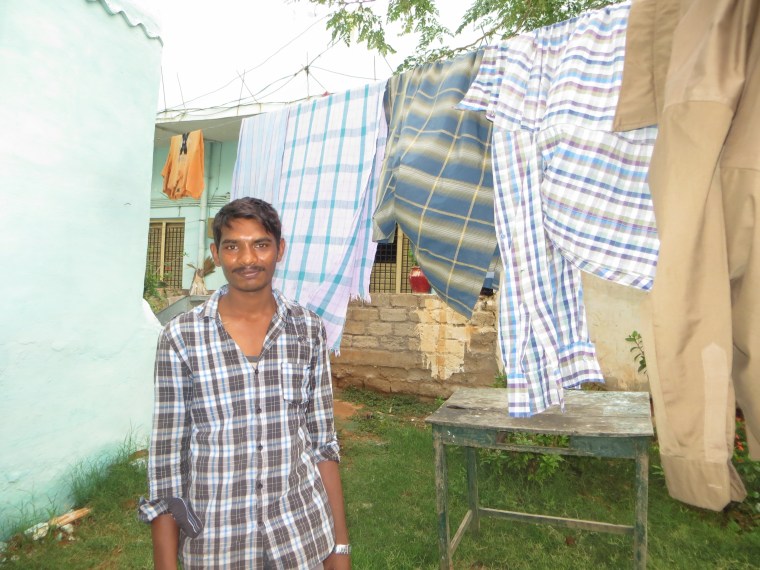 El chico que quiso que conociéramso a su hermana en el patio de su casa