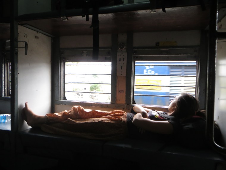 Bárbara acomodándose en el tren