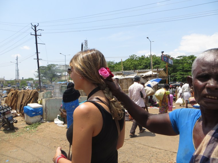Poniendole flores a mayca