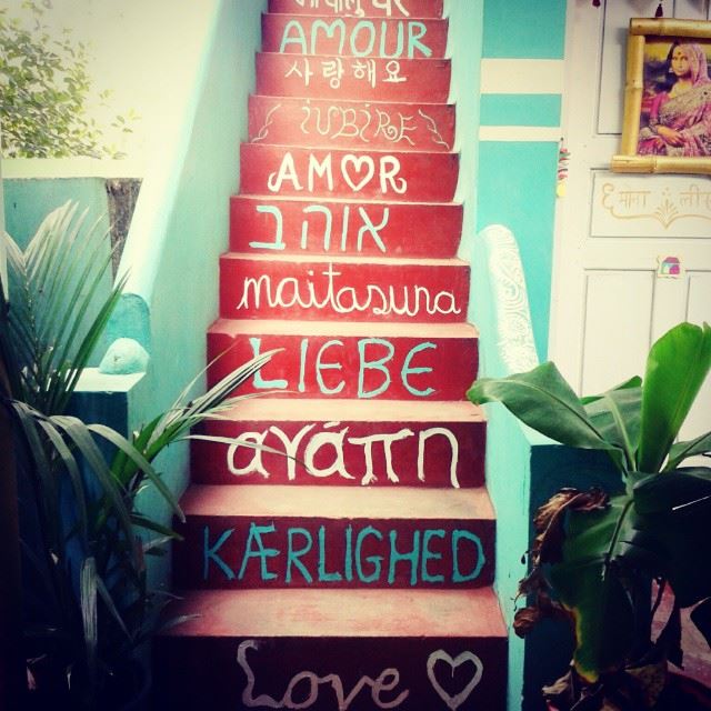 Las escaleras que llevan al segundo piso del On the way