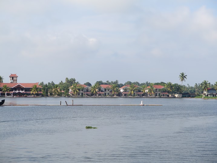 las casas que rodean el canal
