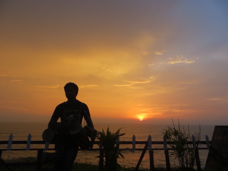 Puesta de sol con el vendedor de tambores