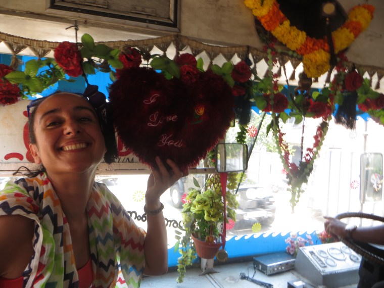 Decoración típica de un autobús urbano, Kochi, Kerala