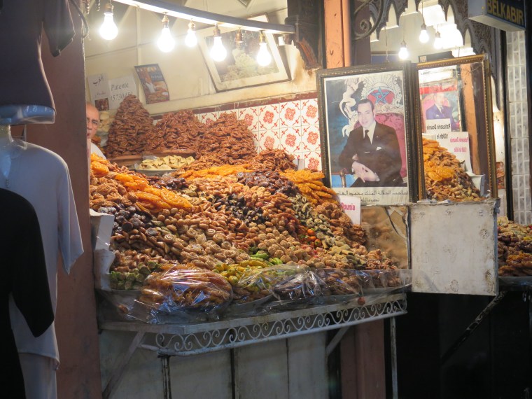 Un puesto de dulces, como no presidido por la foto del rey ;)