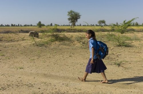 nina-india-con-uniforme-de-la-_54327190736_53389389549_600_396