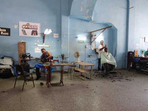 coworking; peluqueros, zapateros, técnicos de televisión, mecánicos de bicicletas y motos... compartiendo espacio.