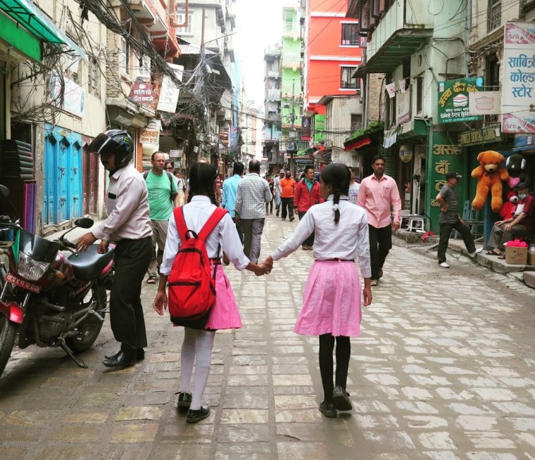 niñas en una calle de kathmandu