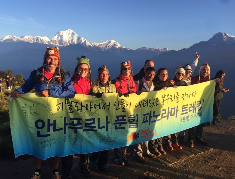 Jesús, Paula, Aroa, Anna, Harka, Vicente, Rocío, Melisa, Alicia y Antonio en Poon Hill ;)