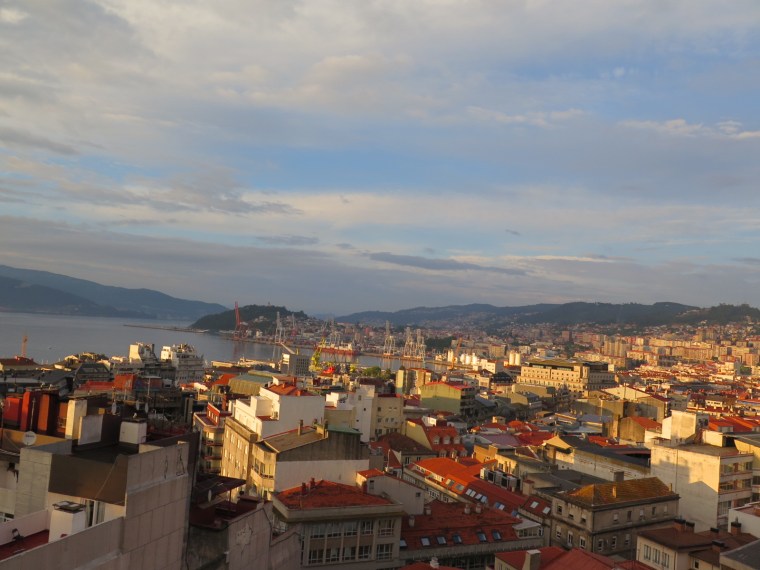 Vigo desde la ventana al atardecer