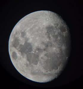 la foto de la Luna, sacada con teléfono usando el telescopio.